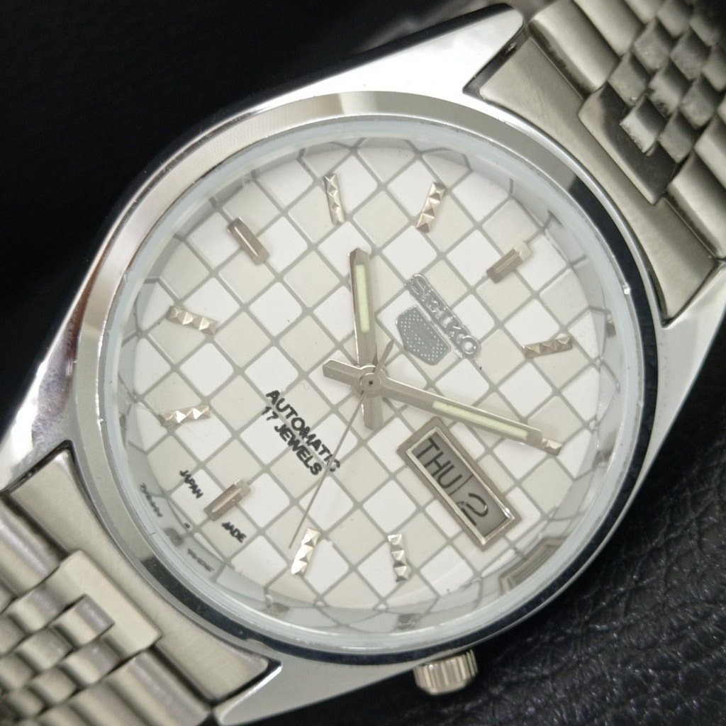 Vintage 1970 Seiko Automatic Mens Silver Watch WDaydate Gold Accents Vintage 1970 Seiko Automatic Mens Silver Watch WDaydate Gold Accents